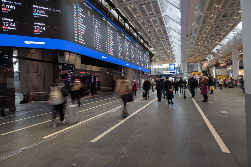 Flyplass stengt og tog står stille: Regn med store forsinkelser