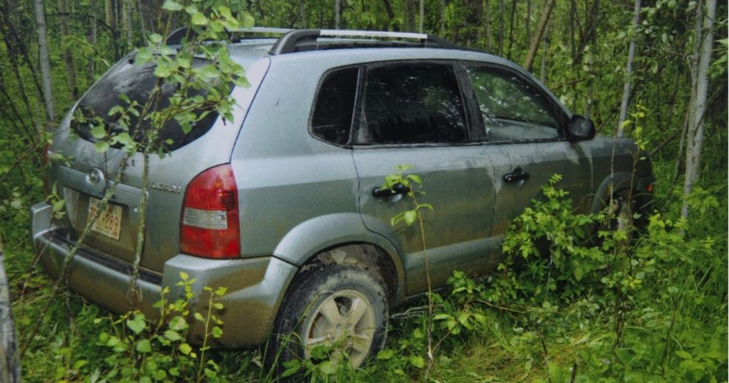 Tenåringer finner forlatt bil i skogen – etter en rask kikk på setet innser de at noe er veldig galt