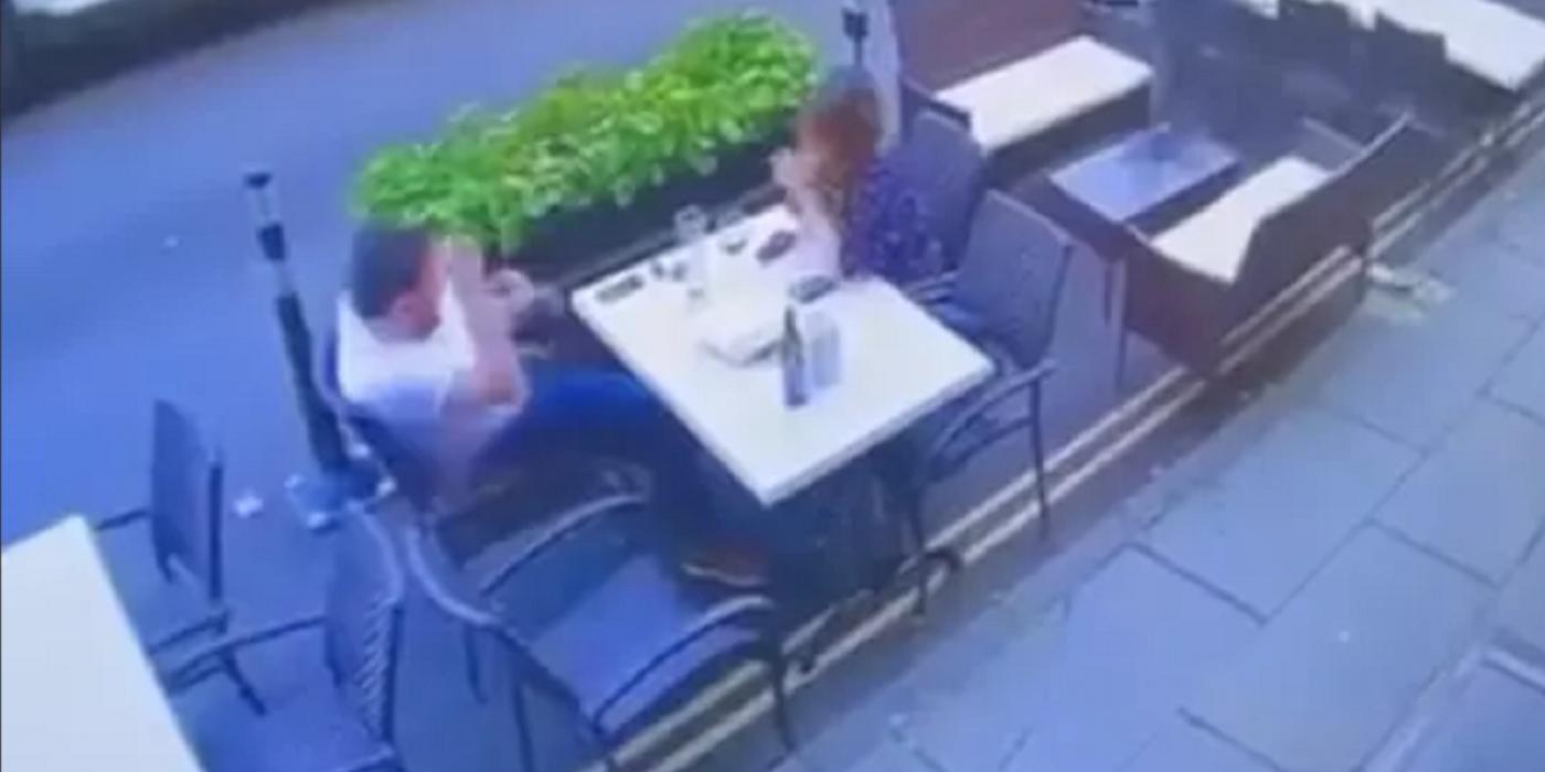 Kjærestepar sitter og nyter lunsj: Noen sekunder senere skjer det utenkelige
