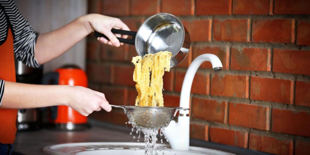 Derfor bør du aldri tømme pasta vannet i vasken
