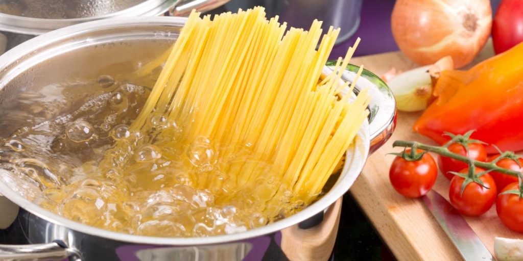 Kvinne deler genialt pastatriks: Sånn lager du pasta på 1 minutt