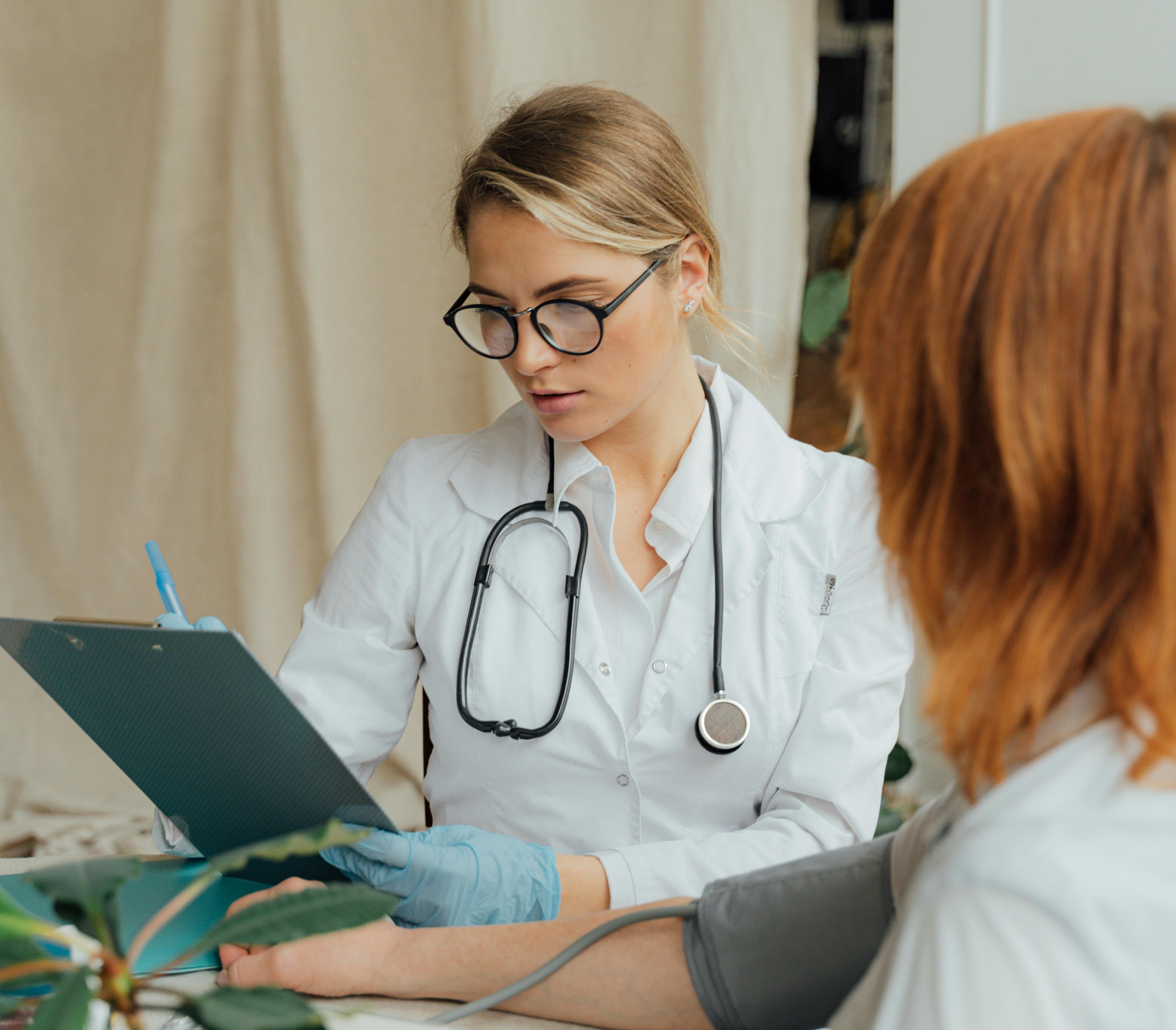 Hudlegens advarsel: Hold øye med flekkene dine – slik kan du oppdage hudkreft i tide