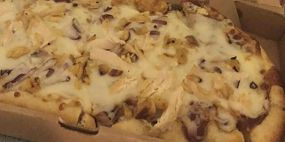 Kvinne bestiller pizza med ananas: Får et stort sjokk når hun åpner pizzaboksen