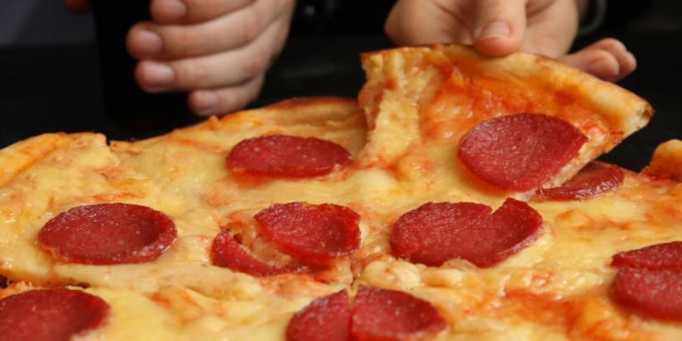 Kvinne sjekket telefonen under middagen: Var i ferd med å få pizzaen galt i halsen da hun så meldingen