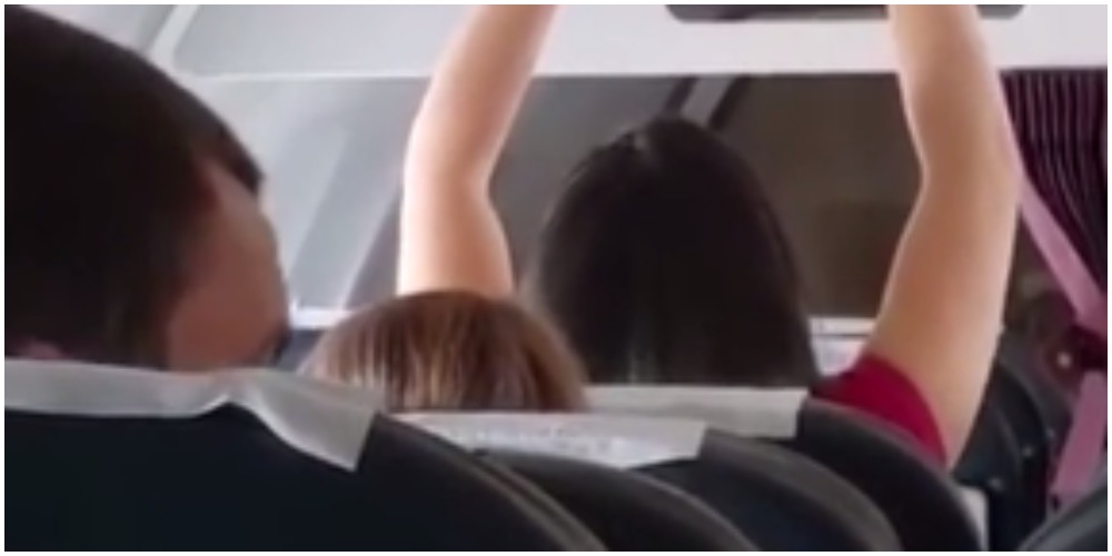 Flypassasjerer raser over kvinne: Helt sjokkerte da de så hva hun gjorde på flyet