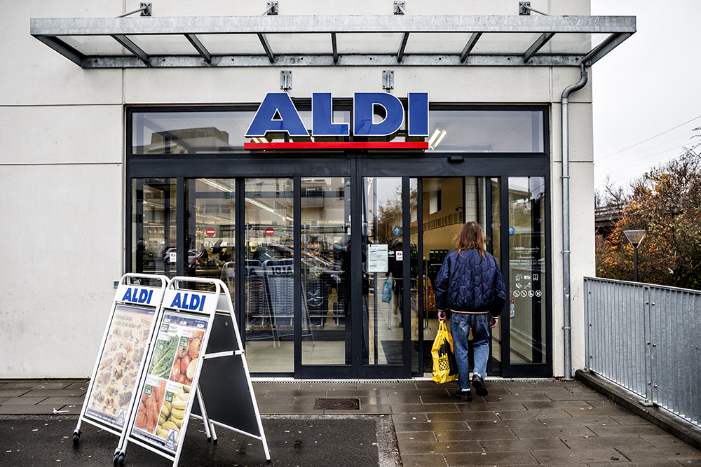 Utmattet mor forlater butikken med skrikende 3-åring: Medarbeider følger etter henne ut på parkeringsplassen