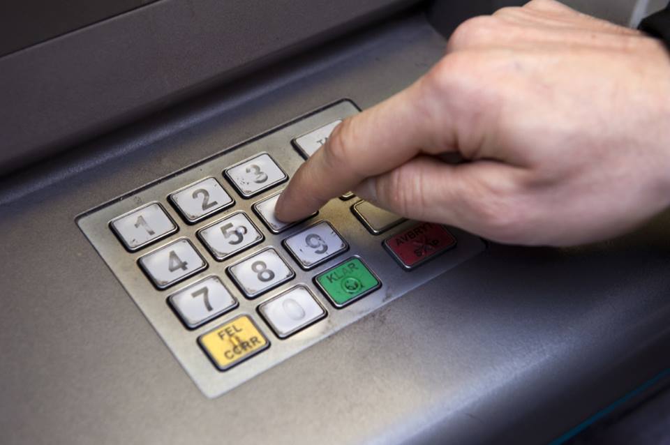 Politi advarer: Slik prøver svindlere å stjele pengene dine ved minibanken