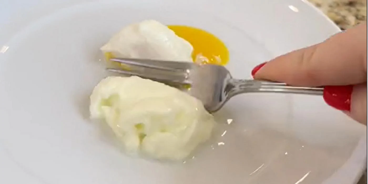 Du har posjert egg feil hele livet – mikrobølgeovnen gir en perfekt flytende eggeplomme