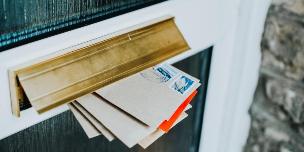Huseier turte ikke sjekke posten sin: Postbudet ble møtt av komisk melding