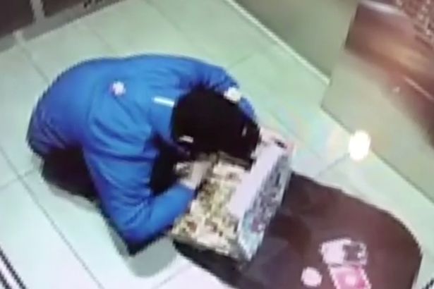 Pizzabud fikk sparken på stedet da sjefene oppdaget hva han gjorde på en overvåkningsvideo