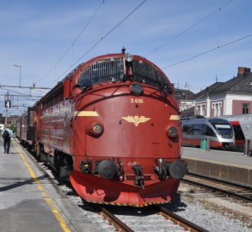 Feirer i beste Mission Impossible-stil: Inviterer til folkefest langs jernbanesporet