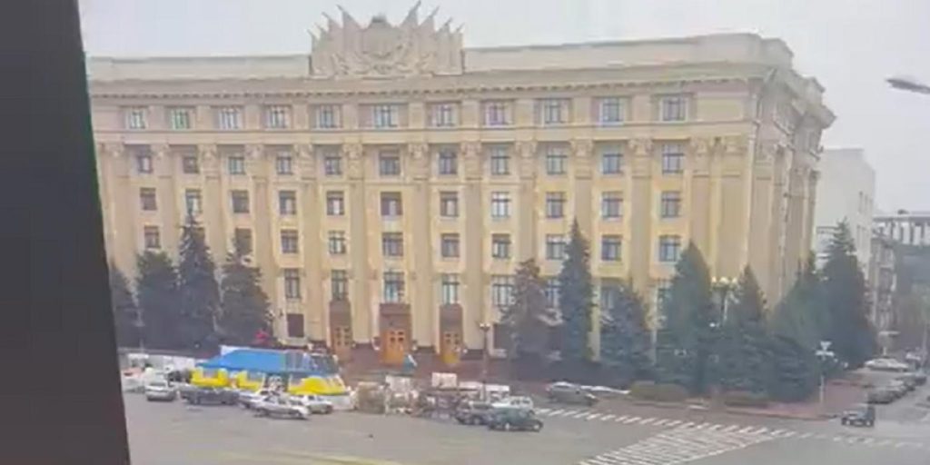 Dette skjer: Regjeringsbygning i Ukraina angrepet av gigantisk missil