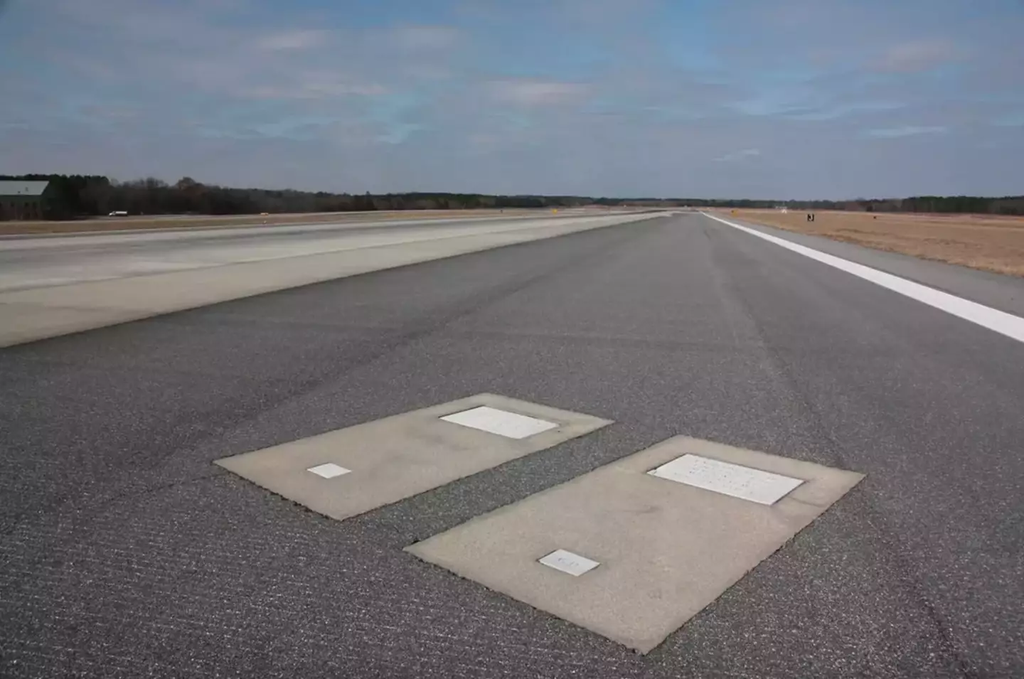 Bisarr grunn til at to personer ligger begravd under en flyplass-rullebane