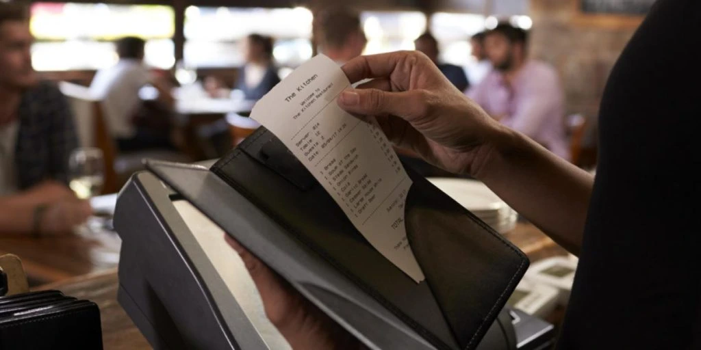 10 triks som restauranter bruker på deg for å tjene mer penger