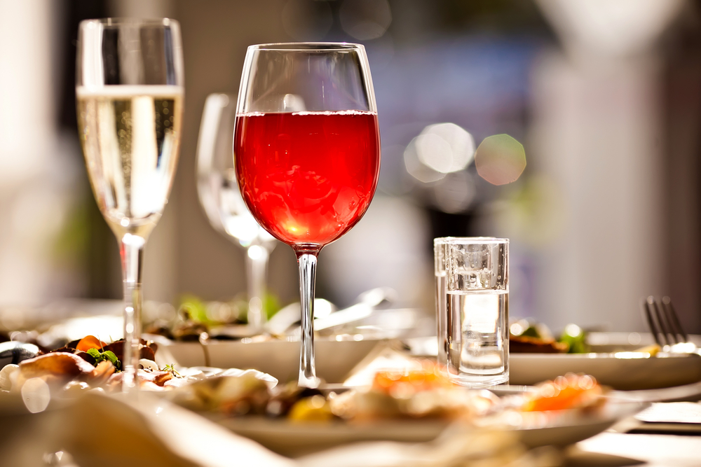 Spiste og drakk for 145.000 på restaurant: forsøkte å stikke fra regningen