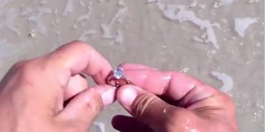 Mann fant en ring til 300 000 kroner på stranden: Han gjør dette med ringen sjokkerer mange
