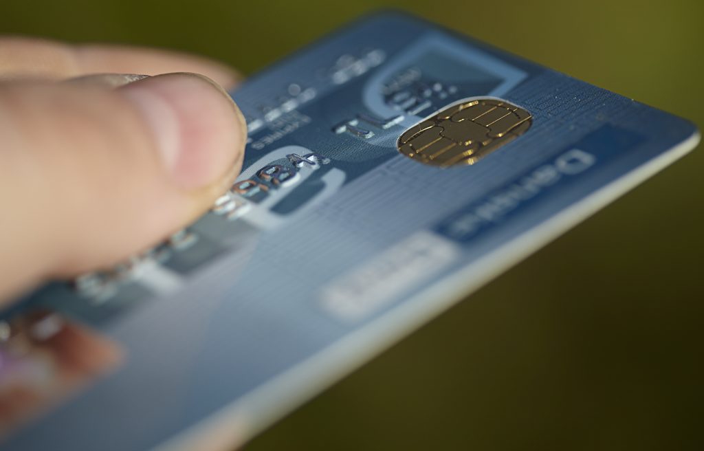 Banken ringte til 88-åring fordi korten hans hadde blitt missbrukt – men sannheten var mye verre