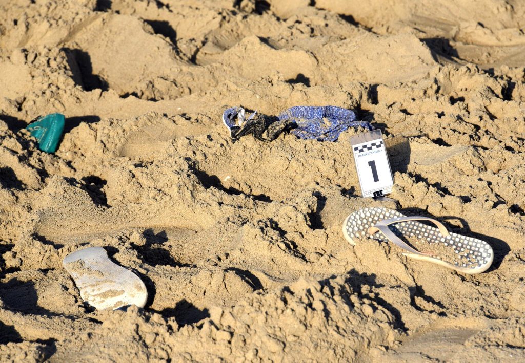 26-årig kvinne gruppevoldtatt på stranden foran kjæresten sin