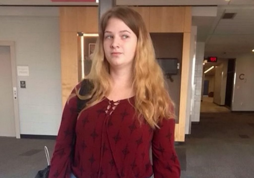 17-årige Melissa ble ydmyket og sendt til rektor av lærer: ‘Du er lubben og brystene dine må dekkes til’