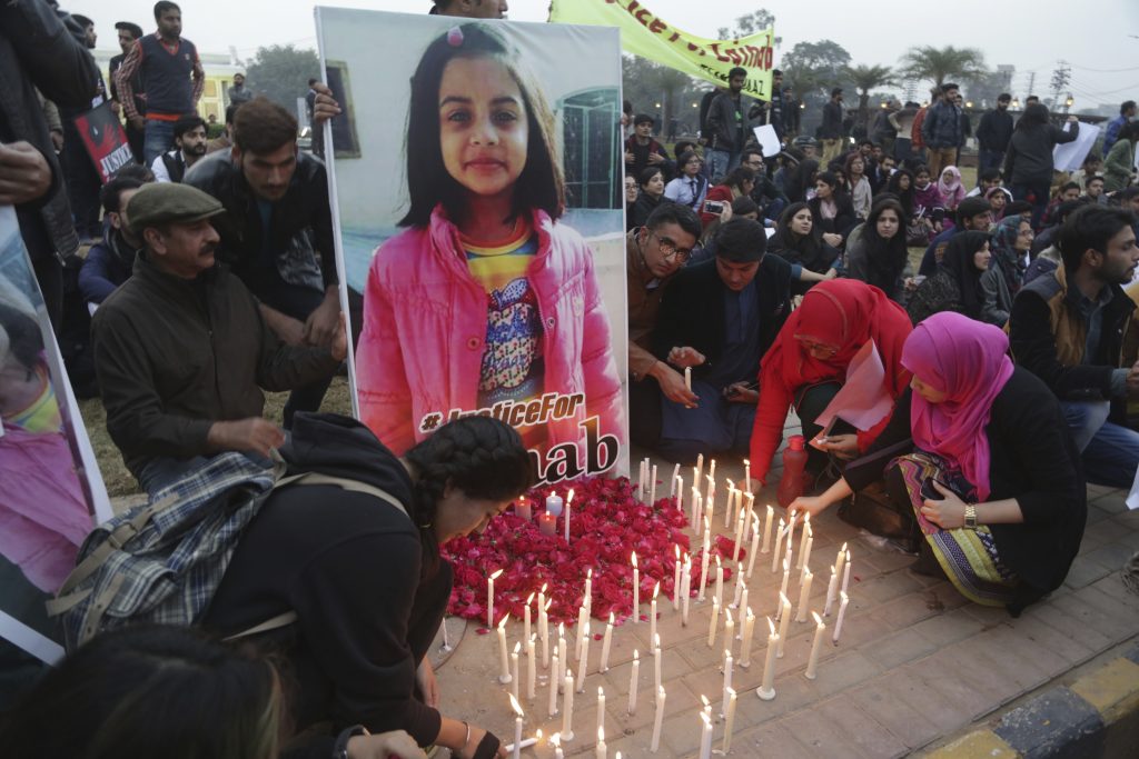 6 år gamle Zainab funnet voldtatt og drept på søppelfylling: Nå rammes hele Pakistan av protester