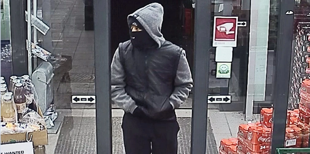 Tenåring arrestert etter forsøk på ran: Tok av masken i butikken og sa at det var en &laquo;prank&raquo;