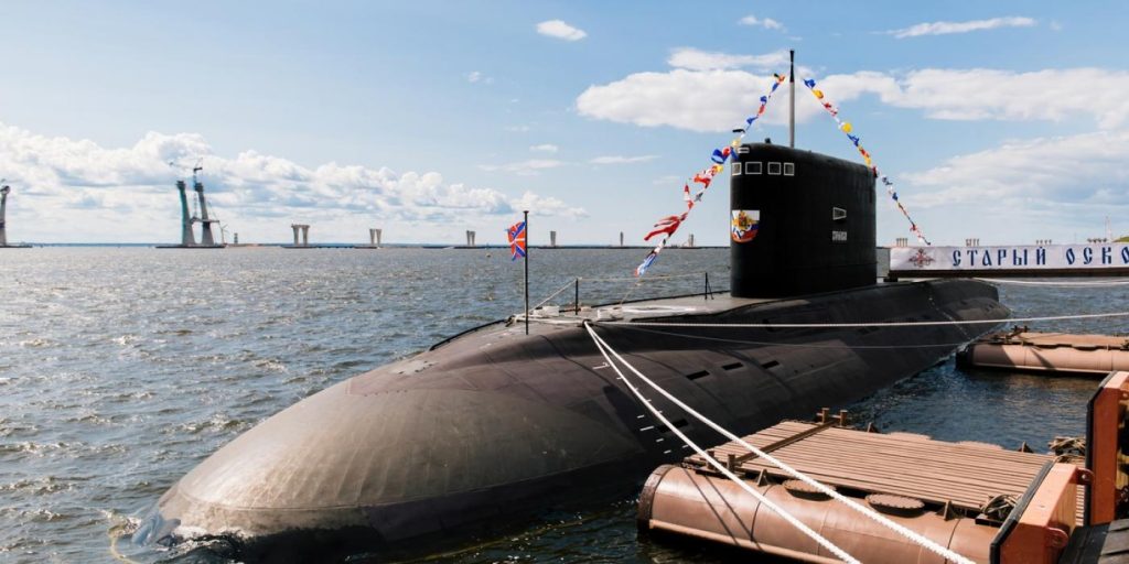 Bilder avslører: Russland laster missiler på ubåt