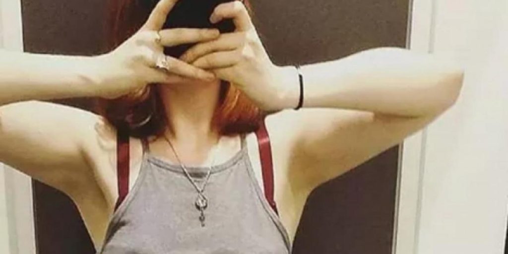 Ruth prøver på et par nye jeans i H&M: Blir sjokkert over synet i speilet