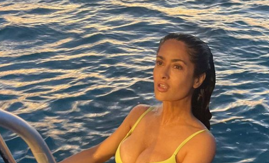 Salma Hayek viser frem kurvene sine i en sexy neon-gul bikini