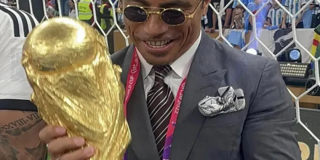 Salt Bae bryter den hellige FIFA-regelen mens han står på banen under VM-finalen