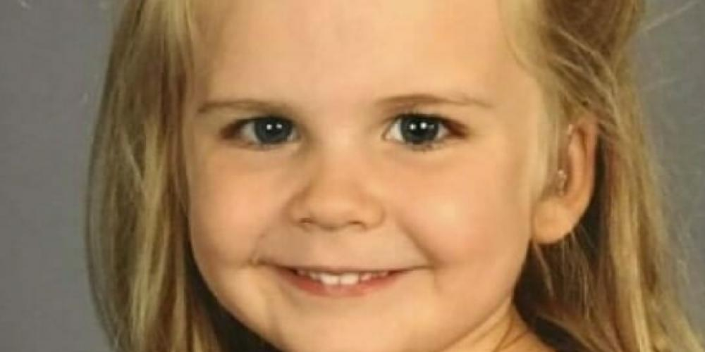 Far lot sin 3 år gamle datter velge klær til skolebildet: Nå går bildet verden rundt
