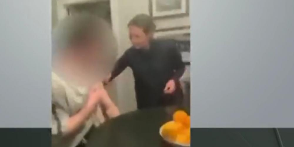 Video viser en skolelærer som gir vaksine til eleven: Nå risikerer hun lang fengselsstraff