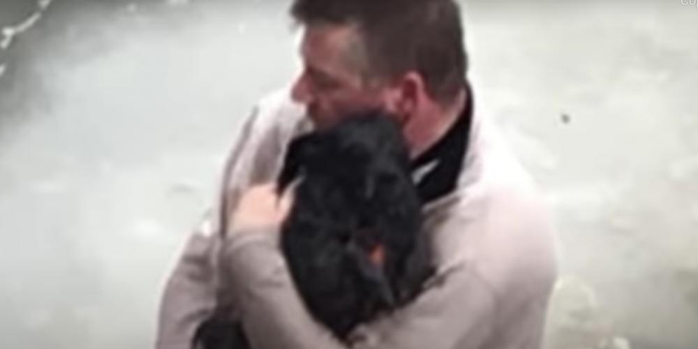 På en tur så han en hund i det iskalde vannet: Hans redningsoppdrag ble hyllet over hele verden.