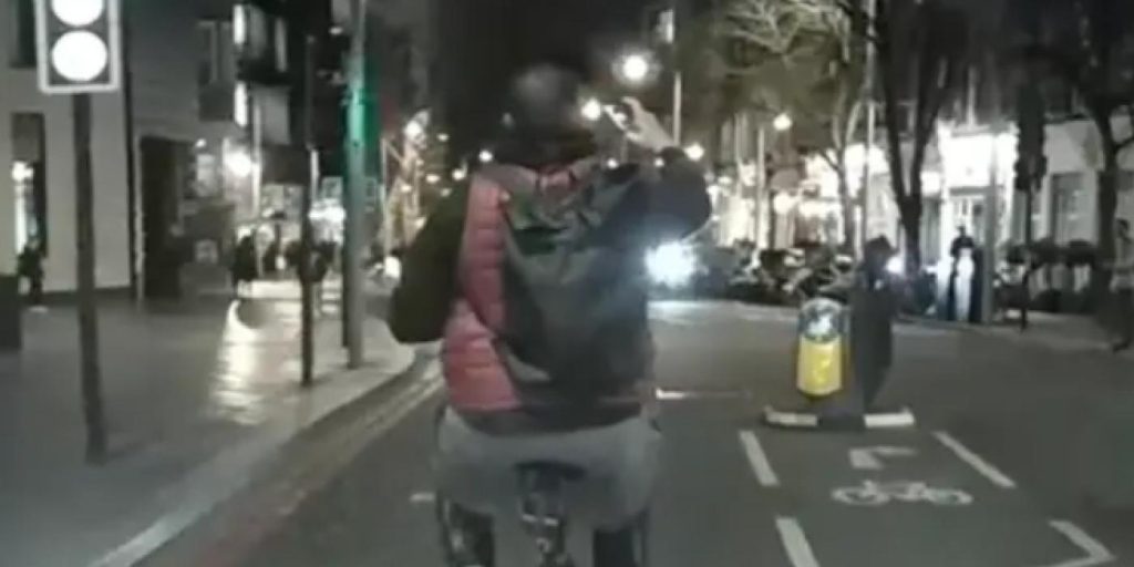 Syklist anklaget i video for å utnytte ny lov: Sperrer veien og tar selfier mens han sykler