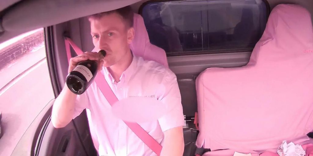 Lastebilsjåfør krasjet i bil med tre barn: Video avslører at han var alt annet enn oppmerksom