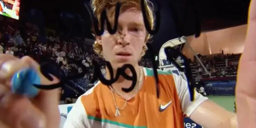 Ble hyllet av de tilstedeværende: Russisk tennisspiller sender melding til Vladimir Putin