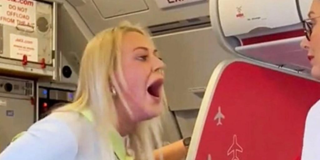 Kvinne ble helt gal og tvang flyet til å gjøre en nødlanding: Video viser stor jubel da hun ble kastet av