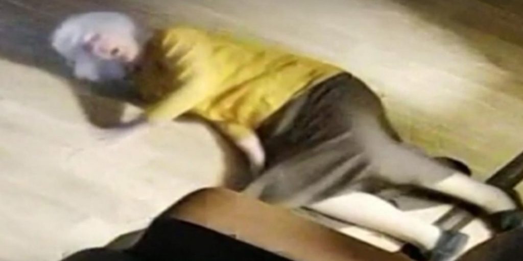 Video viser sykehjems ansatt som dytter dement borger på gulvet: Hun skriker i smerte