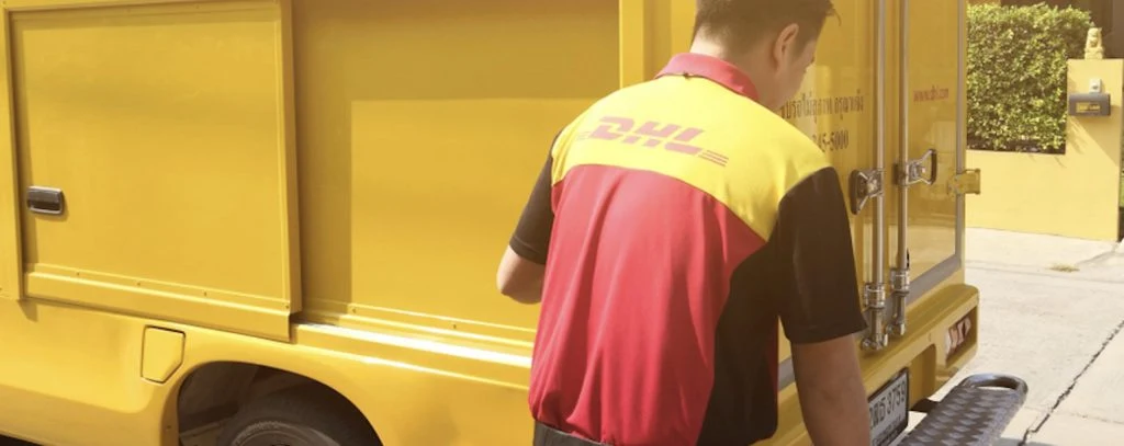 DHL-bud hører røykvarsleren i barnehagen og blir en helt