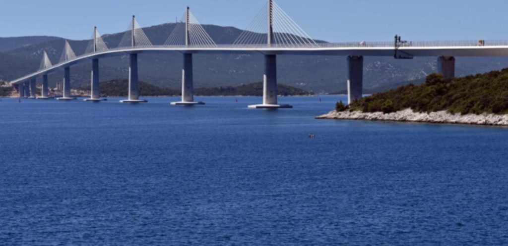 Slutt med å kjøre over grensen: Ny bro sparer tid og problemer