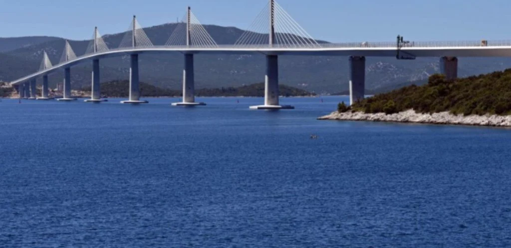 Slutt med å kjøre over grensen: Ny bro sparer tid og problemer