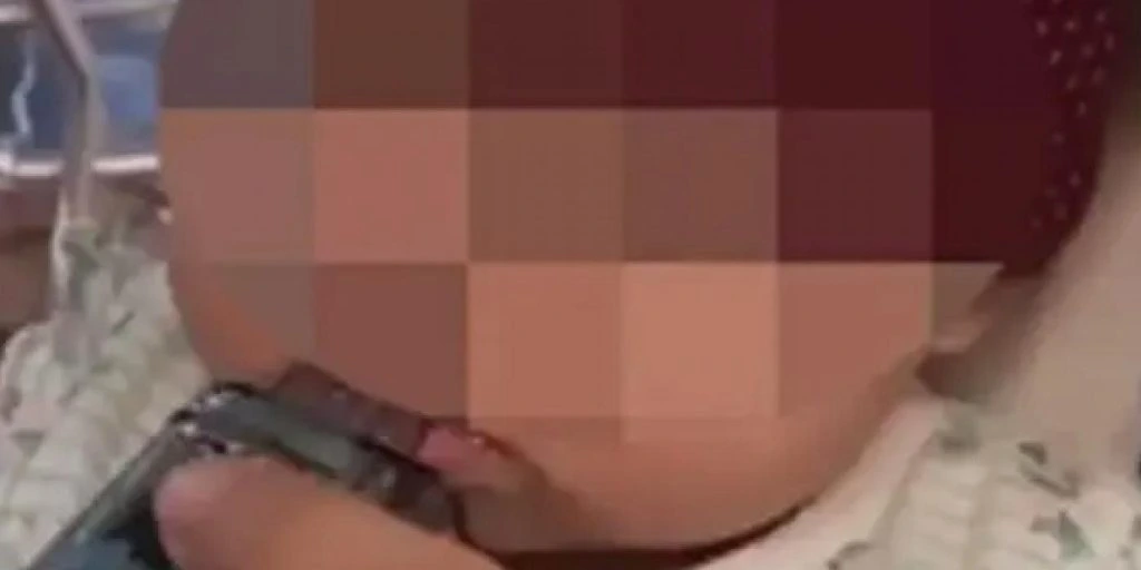Internett raser over mamma: Det er barnemishandling