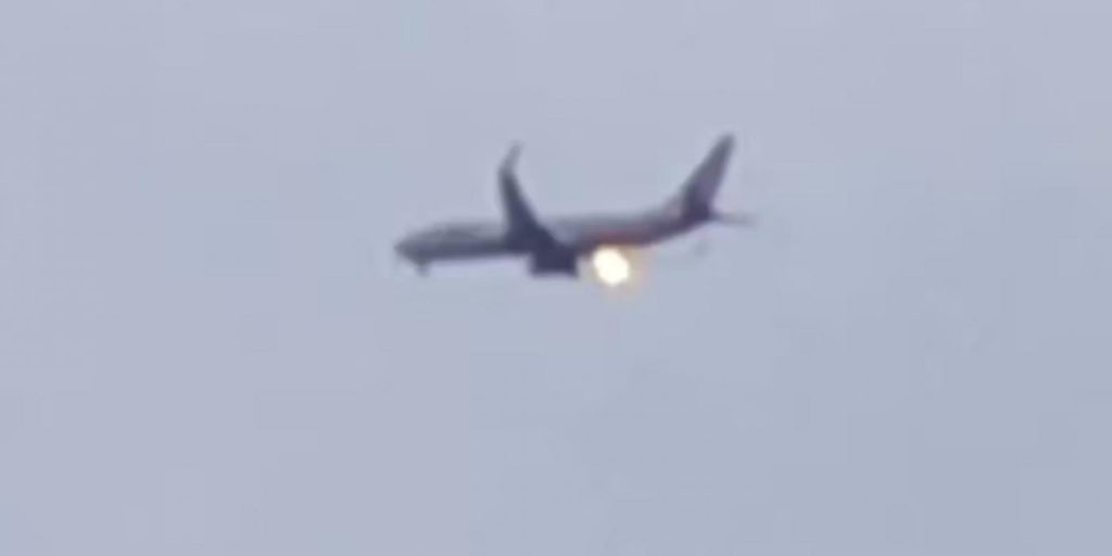 Flyet måtte nødlande: Se den sjokkerende videoen som viser hvorfor