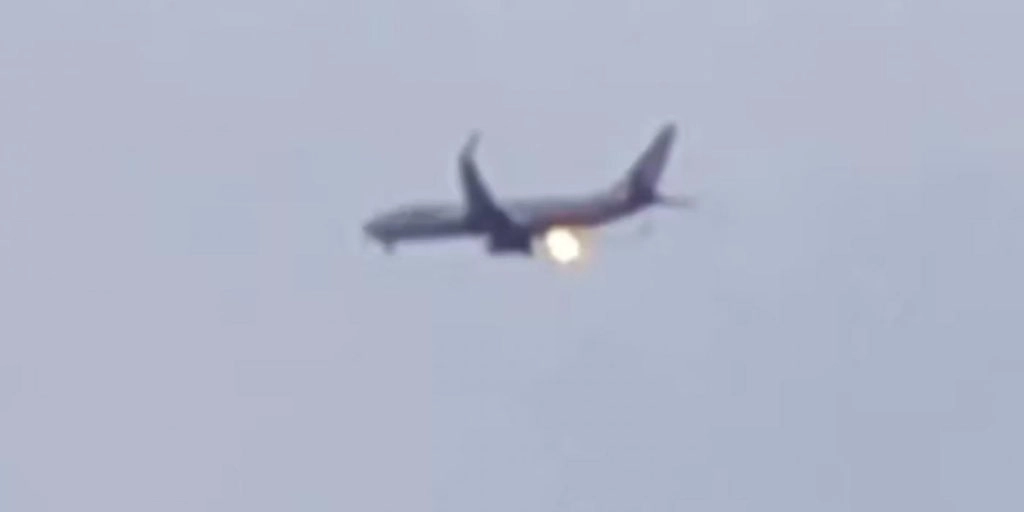 Flyet måtte nødlande: Se den sjokkerende videoen som viser hvorfor