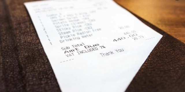 Mann gikk på kafé for å spise: Da han fikk regningen, ble han rasende