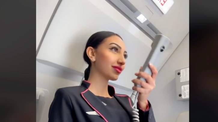 Flyvertinne avslører: Det er ikke bare for å være høflige at de hilser på oss når vi går ombord på flyet