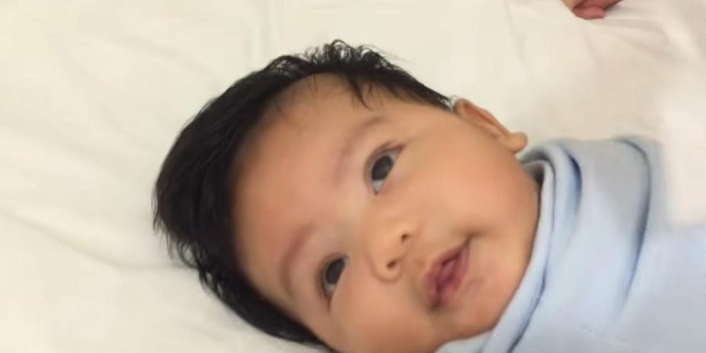 Pappa får babyen til å sove på 40 sekunder med dette geniale trikset