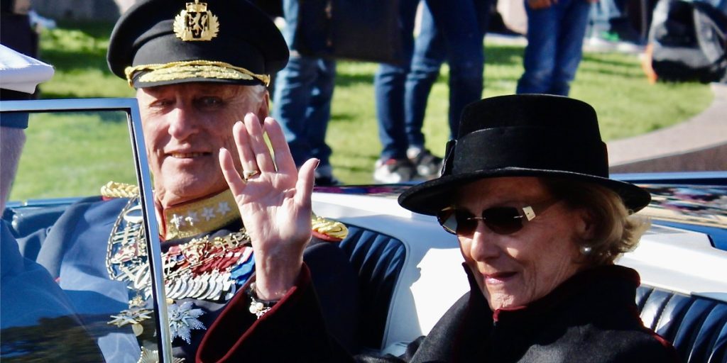 Kong Harald tilbake på jobb: Fikk en helt spesiell gave