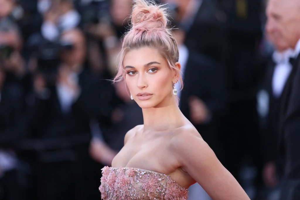 Hailey Bieber kaster klærne: Poserer toppløs i ny annonse