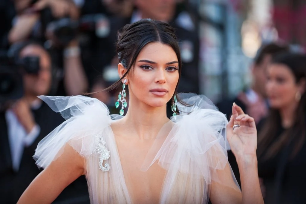 Kendall Jenner viser frem formene: Se henne posere HELT naken foran speilet
