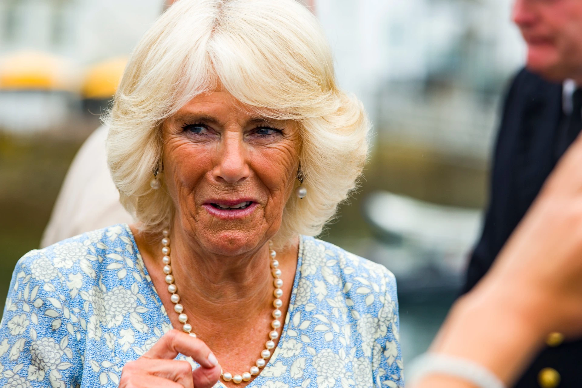 Sønnen slår tilbake mot ryktene om dronning Camilla